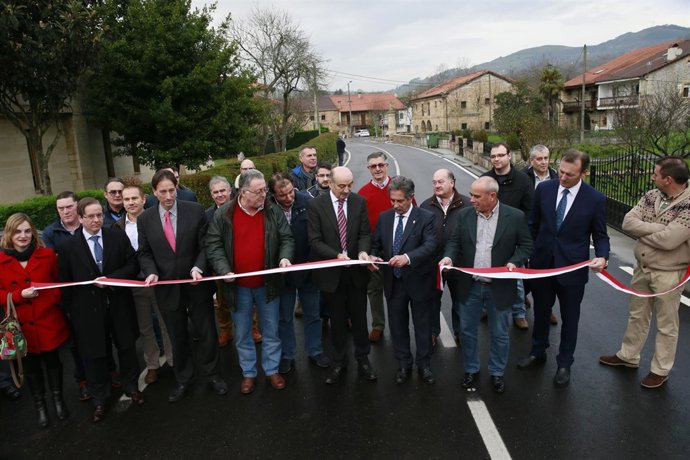 Revilla y Mazón inauguran la carretera Vega de Villafufre-Llerana
