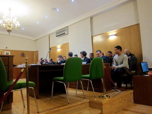 Los acusados y sus letrados en la Audiencia de Valladolid. 