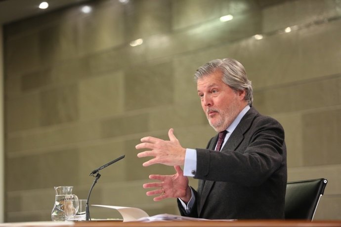 Rueda de prensa de Méndez de Vigo tras el Consejo de Ministros