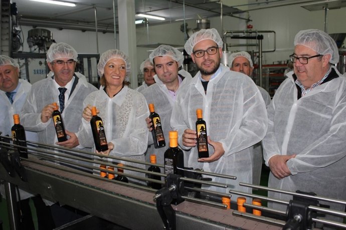 La consejera (centro) en Almazaras de la Subbetica