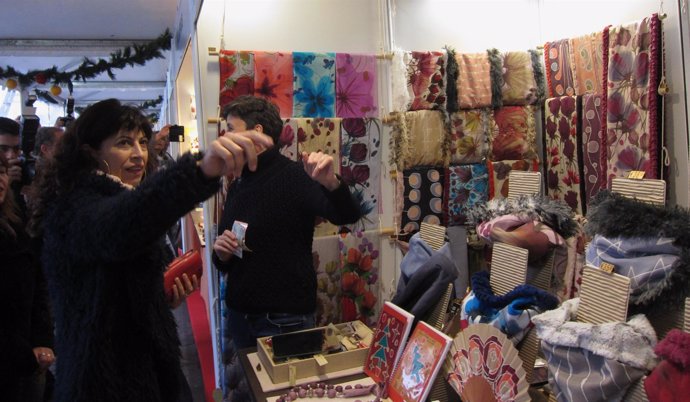 La concejal Ana Redondo, en el Mercado navideño de Artesanía