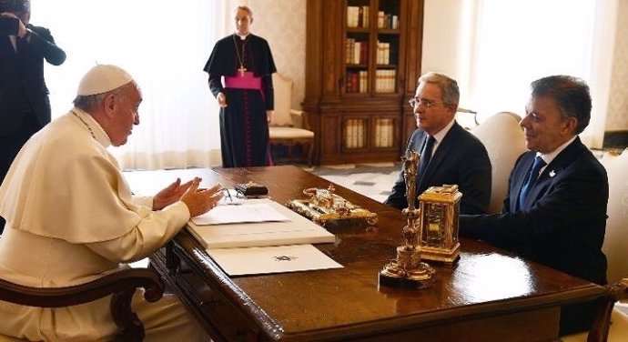 Papa Francisco con Santos y Uribe