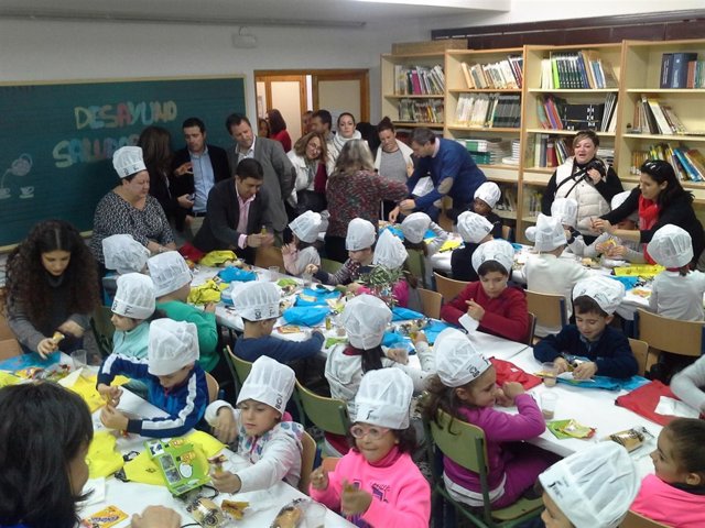 Desayuno saludable con escolares en el colegio Santa Capilla de San Andrés.