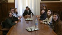 Rementeria recibe a los estudiantes becados por la Diputación Foral de Bizkaia en la London School of Economics 