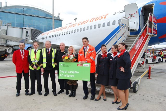 El pasajero 12 millones con su mujer y el séquito aeroportuario