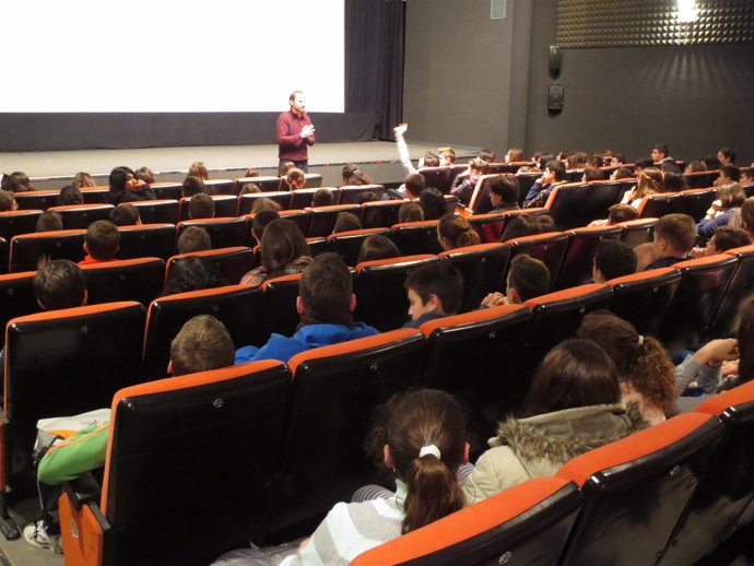 Estudiantes participan en una actividad en la Filmoteca de Andalucía