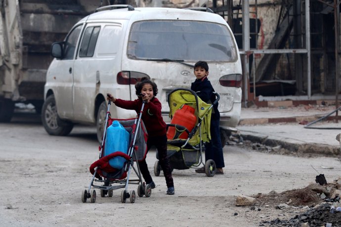 Dos niños en Alepo