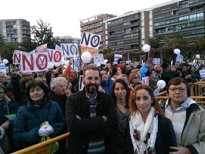 Dirigentes de Podemos en la concentración de Jaén por la salud pública