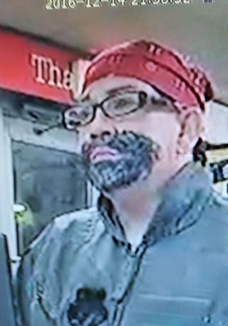 Un ladrón roba en una gasolinera de Florida con una barba pintada