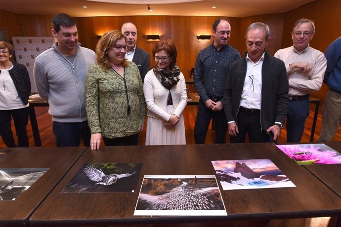 El jurado, eligiendo las imágenes premiadas en esta edición
