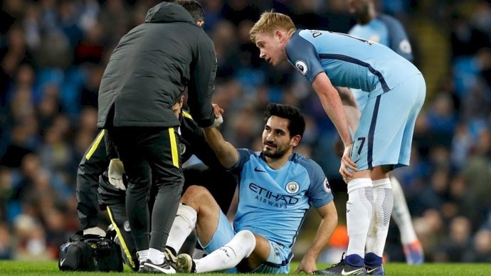 Ilkay Gündogan cae lesionado con la camiseta del Manchester City