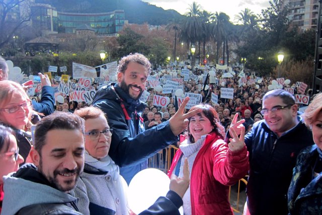 Jesús Candel (c) en la concentración para pedir una sanidad pública de calidad.