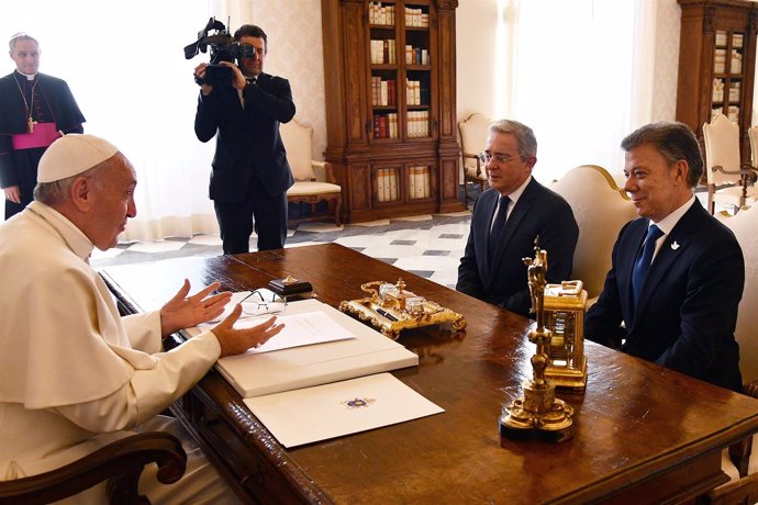 El Papa, Juan Manuel Santos y Alvaro Uribe