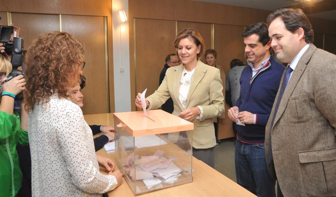 Cospedal vota en Albacete a los compromisarios para el congreso nacional