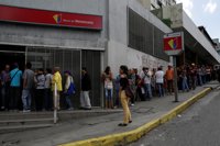 Venezolanos protestan, billetes en mano, por falta de efectivo