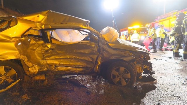 Una mujer muerta y un joven estado crítico al chocar sus coches 