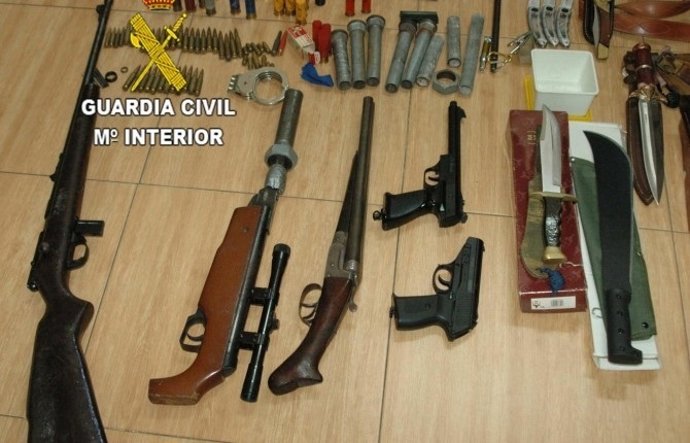 Armas que le fueron intervenidas tras ser reducido