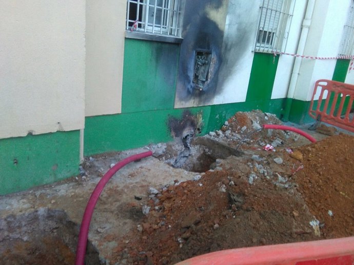 Incendio de una caja eléctrica en Polígono Sur de Sevilla