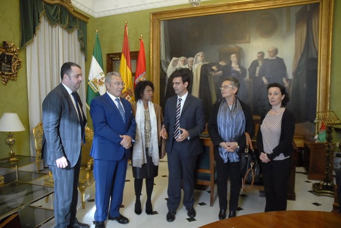 Reunión del alcalde de Granada con cónsules