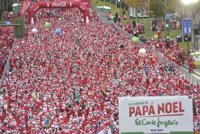 Madrid se llena con 10.000 'Papás Noel' en la Carrera de Papá Noel El Corte Inglés