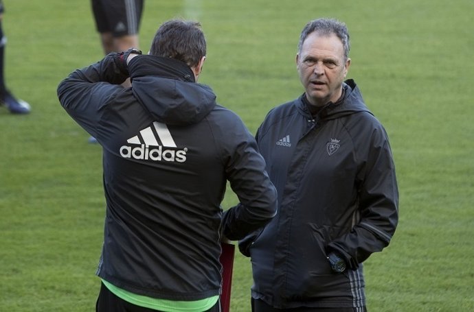 Joaquín Caparrós entrenando a Osasuna