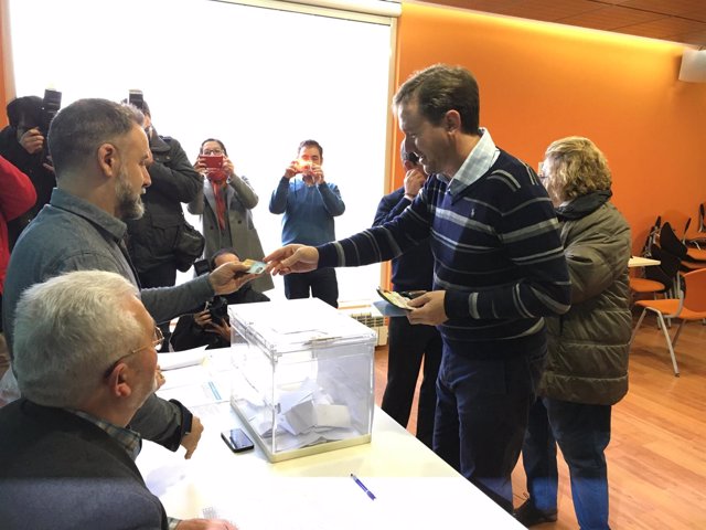 Lacalle, durante la votación hoy de compromisarios del PP en Burgos