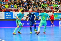 El Barça gana al Inter y se alza al liderato