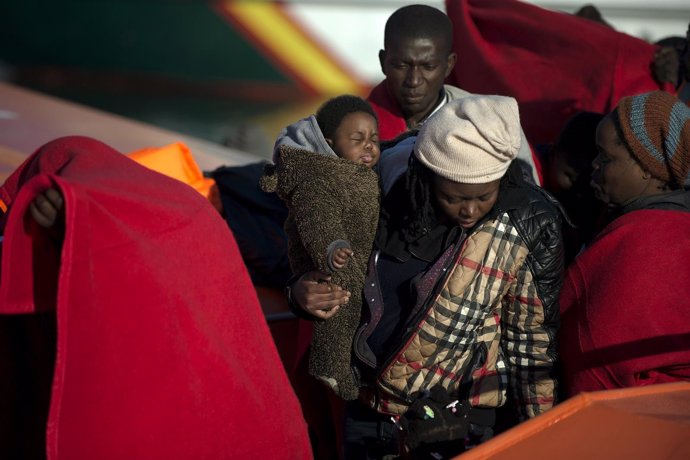 Una familia de migrantes llega a Málaga 