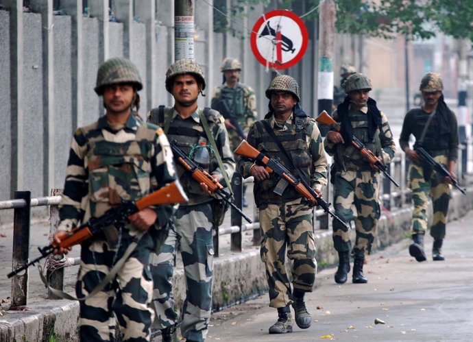 Patrulla de soldados indios en Cachemira