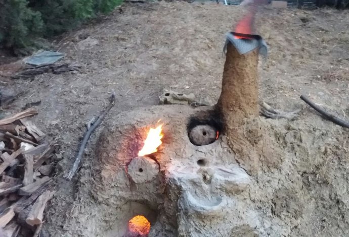 Horno de adobe construido para fundir armas en bronce.