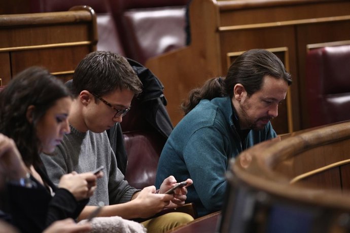 Montero, Errejón y Pablo Iglesias con el móvil en el Congreso