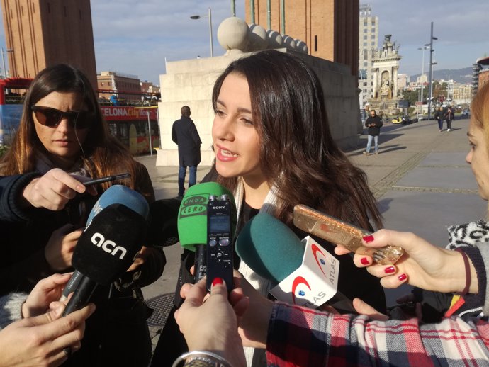 Inés Arrimadas atiende a los medios en Barcelona durante La Marató de TV3