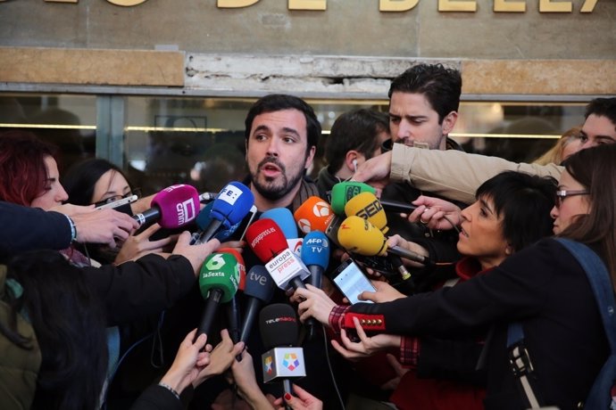 Alberto Garzón atiende a los medios durante la manifestación de los sindicatos