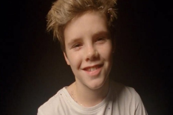 Cruz Beckham lanza videoclip rodeado de sus hermanos