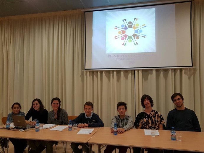 Jóvenes en la sala de plenos del Ayuntamiento de Sant Josep