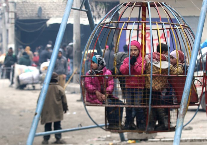 Niños esperan a ser evacuados en Alepo