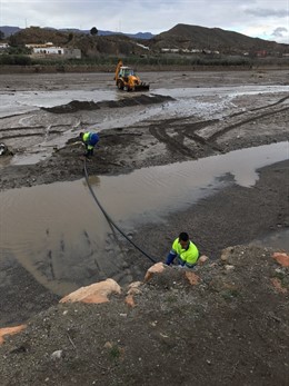 Trabajos de Aqualia sobre el cauce del Andarax.