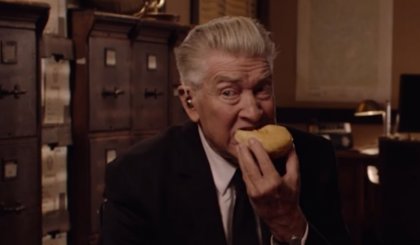 Twin Peaks: David Lynch se come un dónut en un nuevo y memorable ...