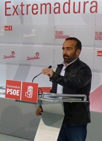 El PSOE extremeño apoyará todo lo que ponga "en evidencia" a "conniventes con el fascismo"