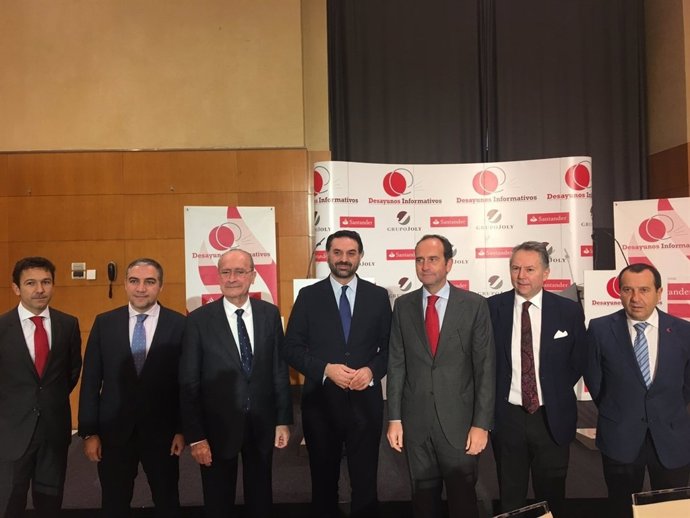 Consejero de Turismo con alcalde Málaga y Elías Bendodo ruiz espejo foro joly