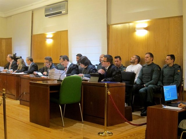 Los abogados y tras ellos los acusados del doble crimen