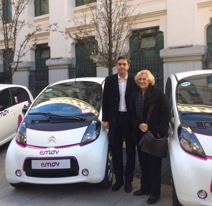 Manuela Carmena junto al nuevo vehículo eléctrico de Emov.