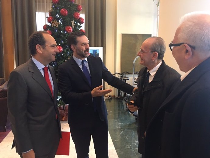 Joly consejero turismo habla con alcalde de Málaga de la Torre Fernández 
