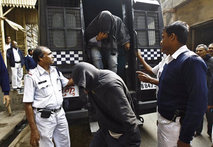 Policías y detenidos en India