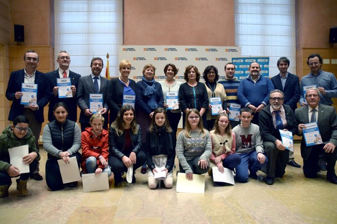Foto de familia tras la renovación del convenio Gobierno de Aragón con Unicef.