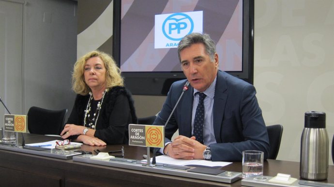 Serrat y Oliván (PP), en rueda de prensa en las Cortes