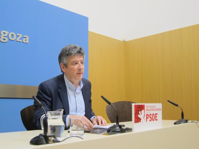 El concejal del PSOE, Javier Trívez, en rueda de prensa en el Ayuntamiento