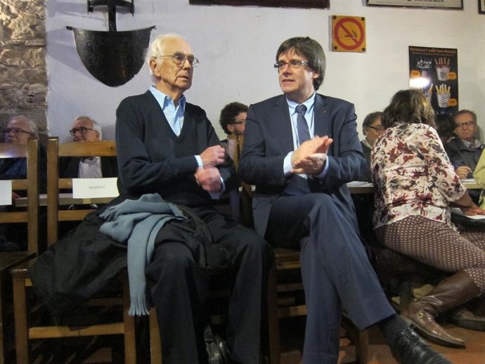 Escritor Josep Maria Espinàs, presidente de la Generalitat Carles Puigdemont