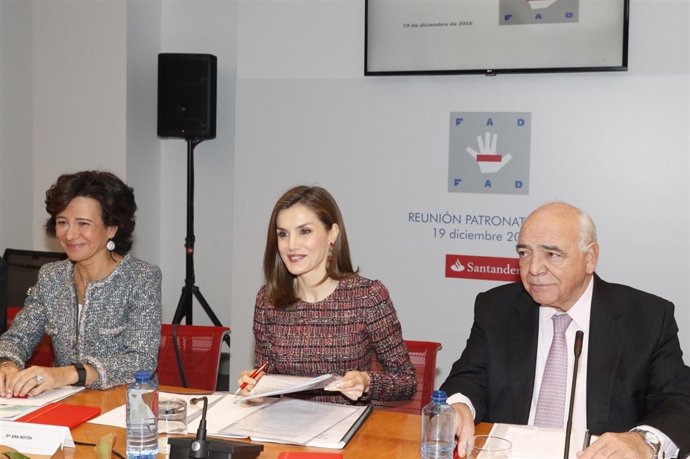  SM La Reina Acompañada Por  Ana Botín Y Ignacio Bayón 