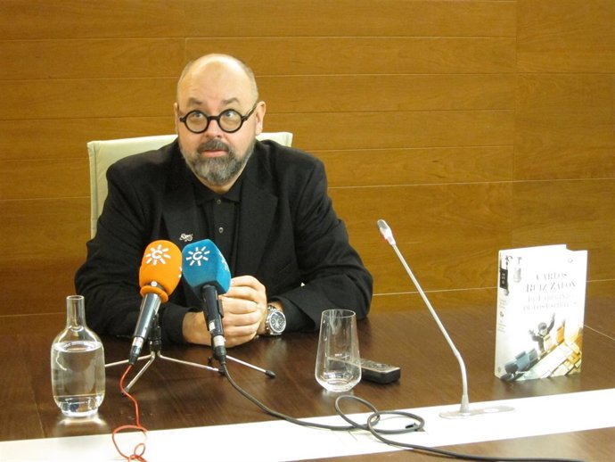 El escritor Carlos Ruiz Zafón,en Sevilla
